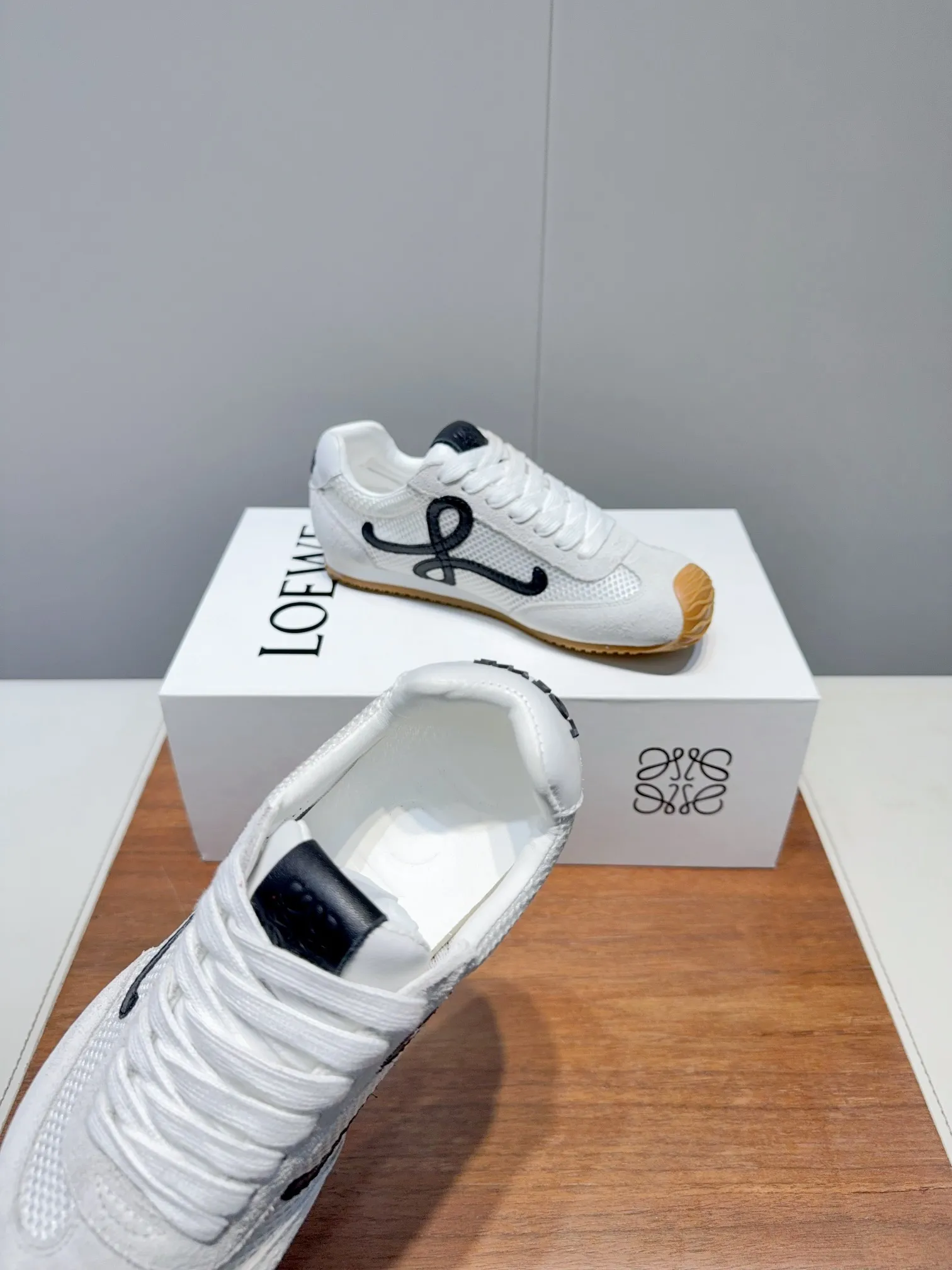 👟👟Ex-factory price 560👟👟 Loewe LOEW- 2025 mesh moral training shoes Super awesome Asymmetric toe shape, as LOEWE's signature design Super soft, lightweight and flexible sole, new wave texture rubber outsole, extending to the toe, upgraded soft leather lining and footbed to provide maximum comfort, 3D injection molded rubber LOEWE logo on the heel Fully open mold matching material Size: 35-40 (custom-made for 40 women, non-refundable)